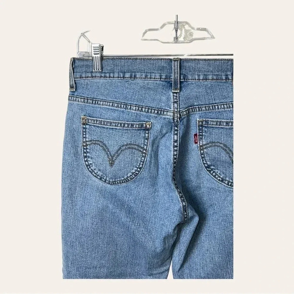 0017W. LEVI’S‎ CAPRIS SLIT ON SIDE LIGHTER WASH SIZE 6 - Picture 8 of 11